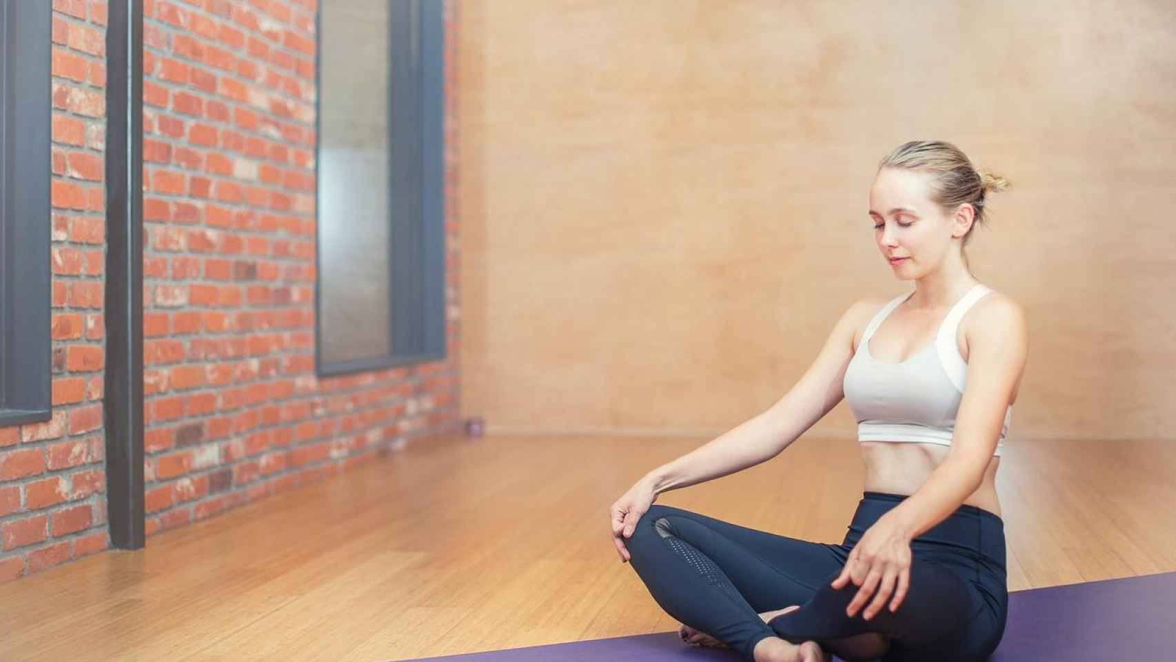 Una mujer calentando antes de empezar a practicar el acroyoga / PIXABAY