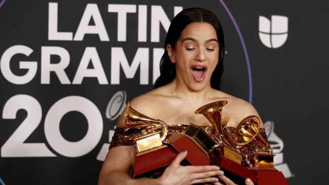 Rosalía con sus cuatro Grammy Latino / EFE