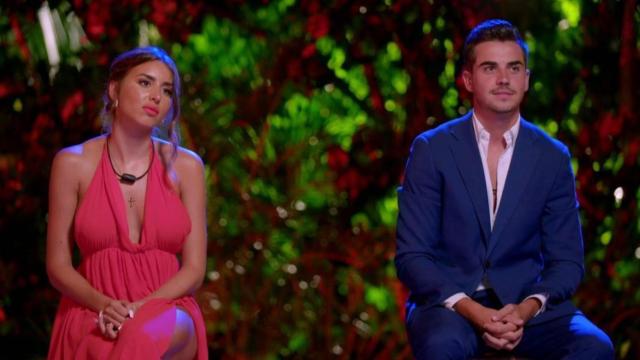 Marina y Jesús durante la hoguera final de 'La isla de las tentaciones' / TELECINCO