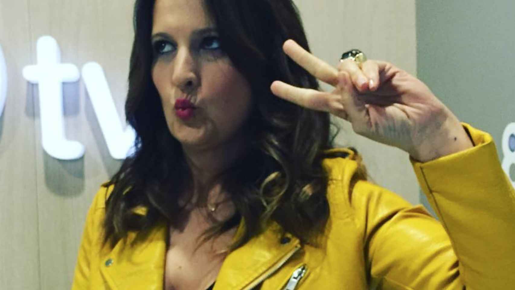 Laura Fa luciendo una chaqueta de su color favorito, el amarillo / INSTAGRAM