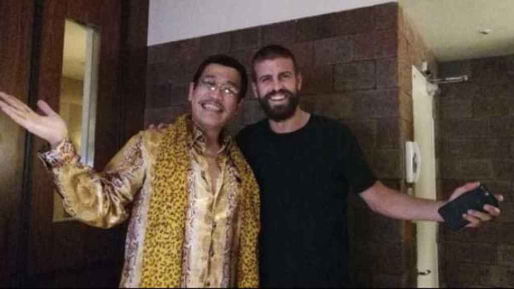 Gerard Piqué posa junto al famoso artista Pikotaro / CG