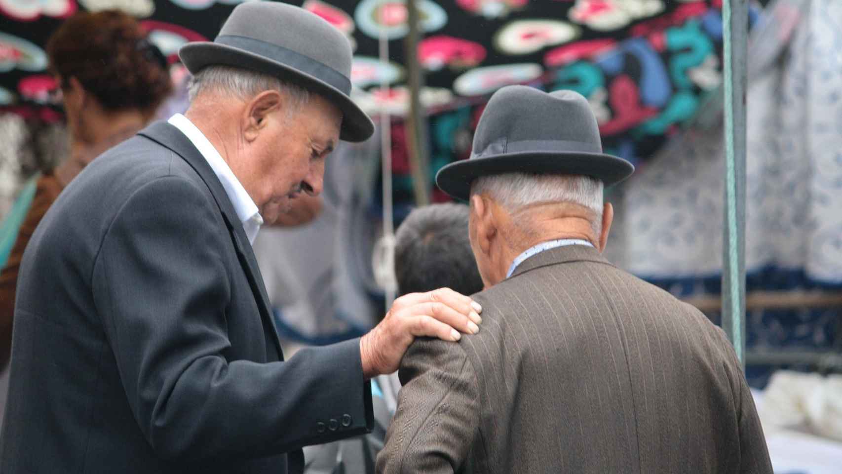 Un hombre mayor charla con su hermano / EP