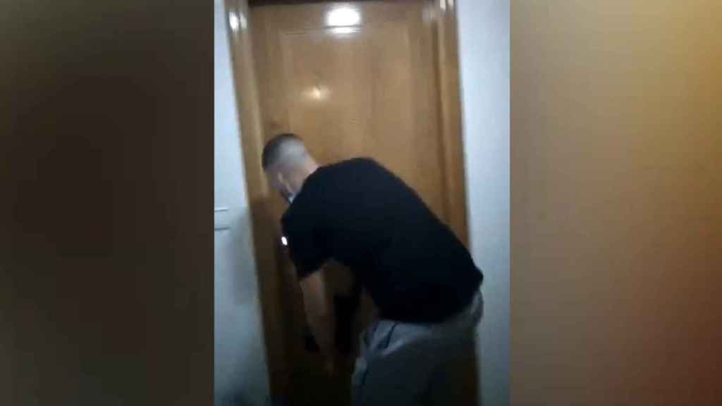 Okupas fuerzan una puerta