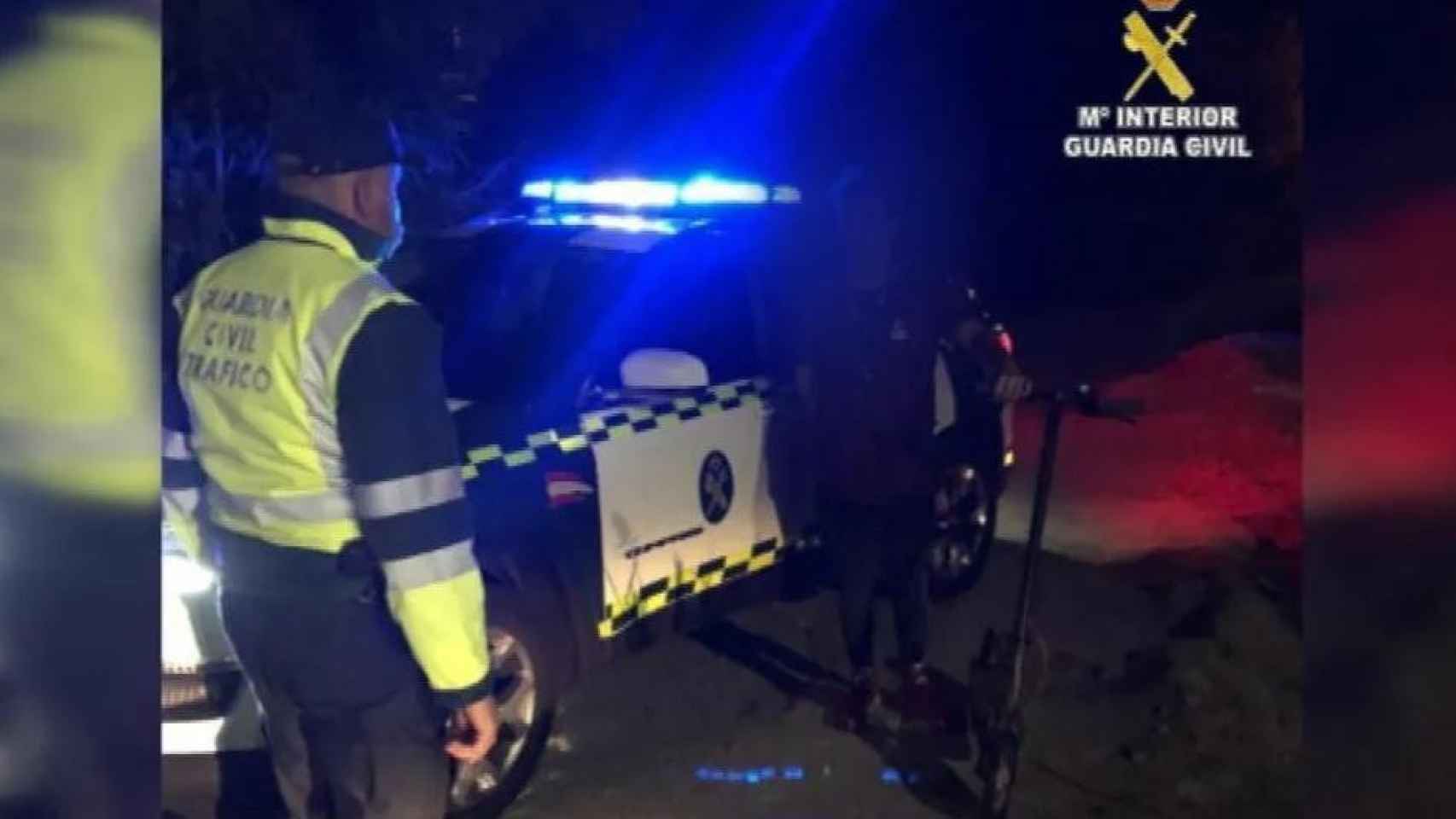 La Guardia Civil intercepta a un joven en patinete por conducir de noche por una carretera nacional / GUARDIA CIVIL