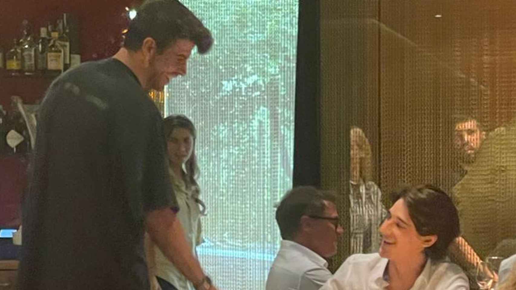 Gerard Piqué, a punto de entrar a un reservado, en el restaurante Sushi 99 / CRÓNICA DIRECTO