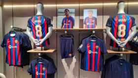 Tienda del Barça con camisetas de los futbolistas / FCB