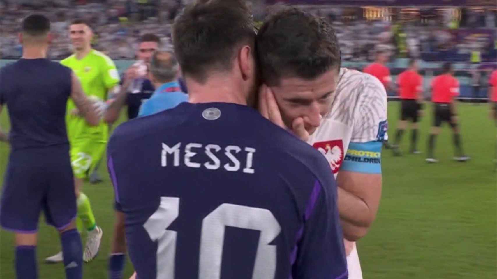 Messi y Lewandowski, charlando tras el Argentina Polonia sobre el césped / CAPTURA