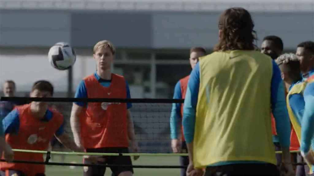 Los jugadores del Barça, practicando fut volley en el entrenamiento / CAPTURA