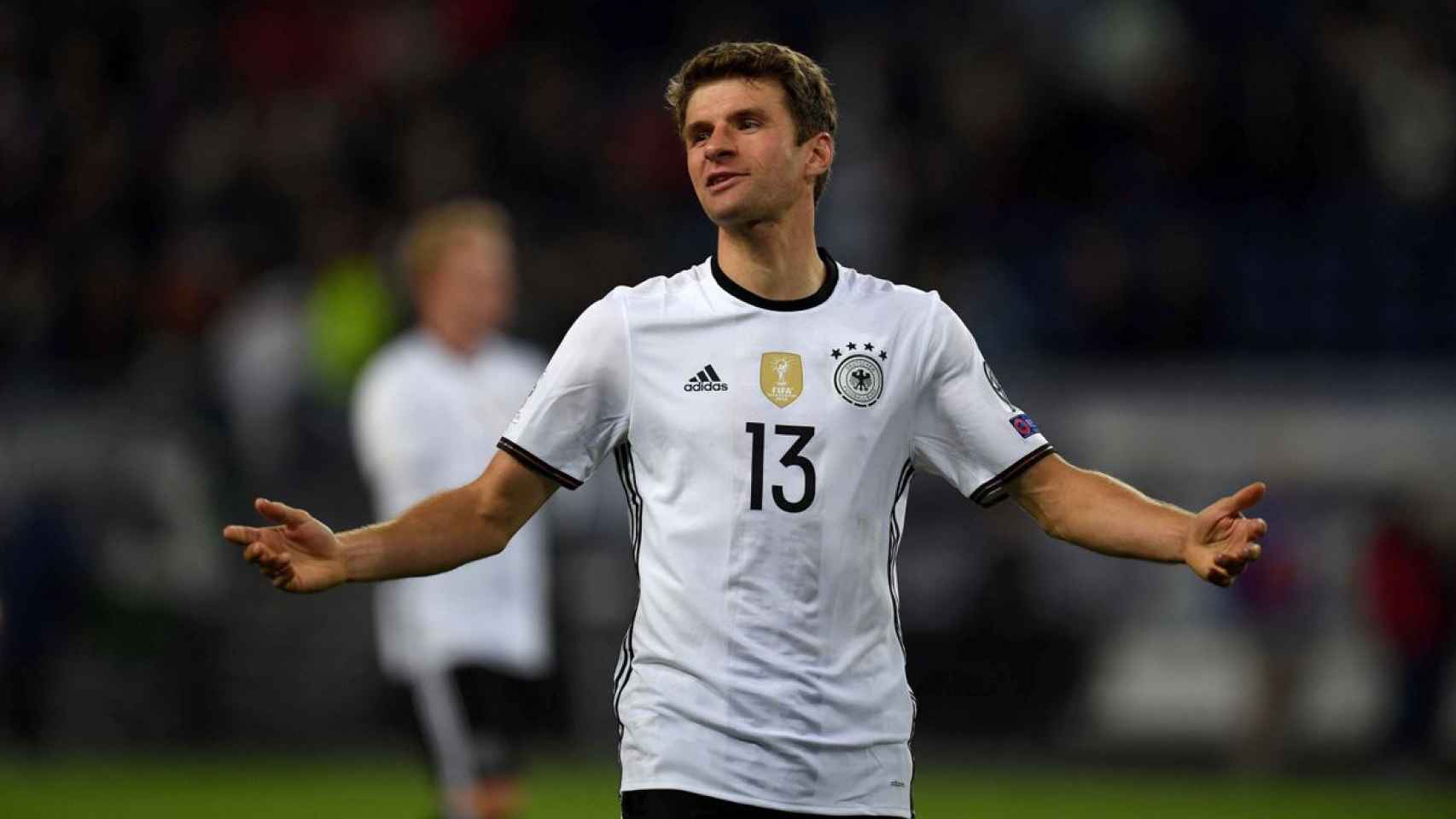 Thomas Muller, usando la camiseta de la selección alemana con el logo de Adidas