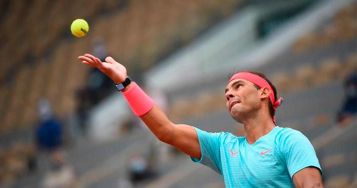 Rafa Nadal realizando un saque en Roland Garros / EUROPAPRESS