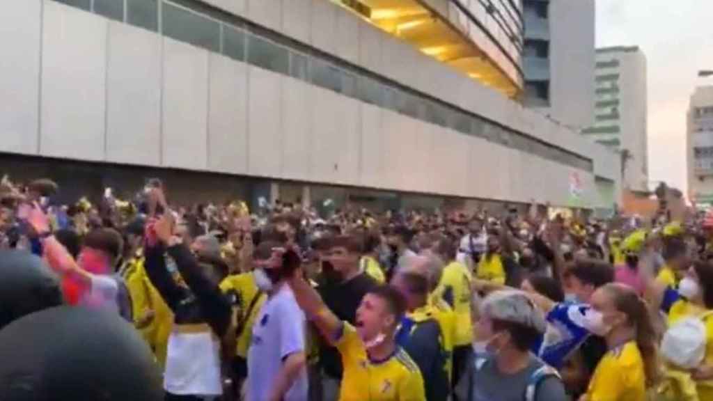 La afición del Cádiz burlándose del Barça en su llegada al estadio / Redes