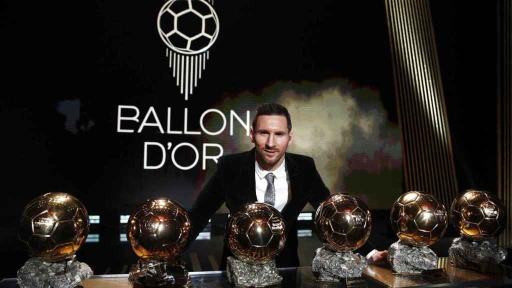 Messi posa con sus seis Balones de Oro | EFE