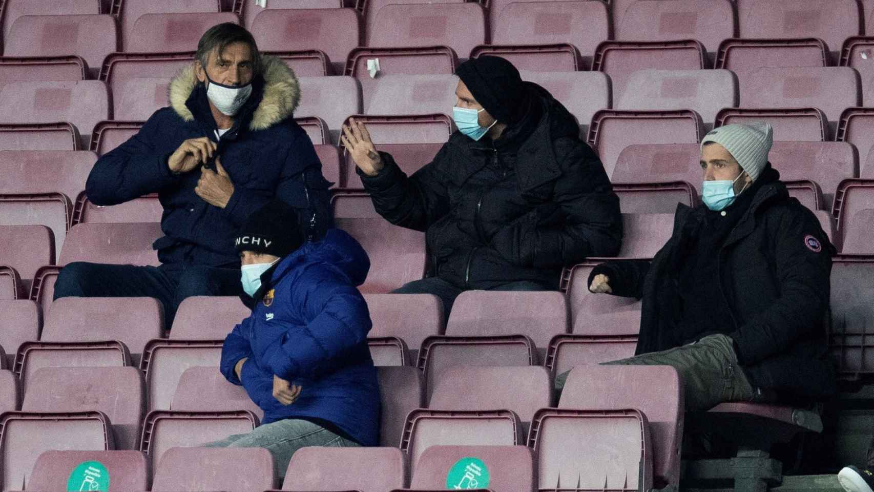 Messi con Pepe Costa y Sergi Roberto en la grada del Camp Nou en el Barça-Eibar / EFE