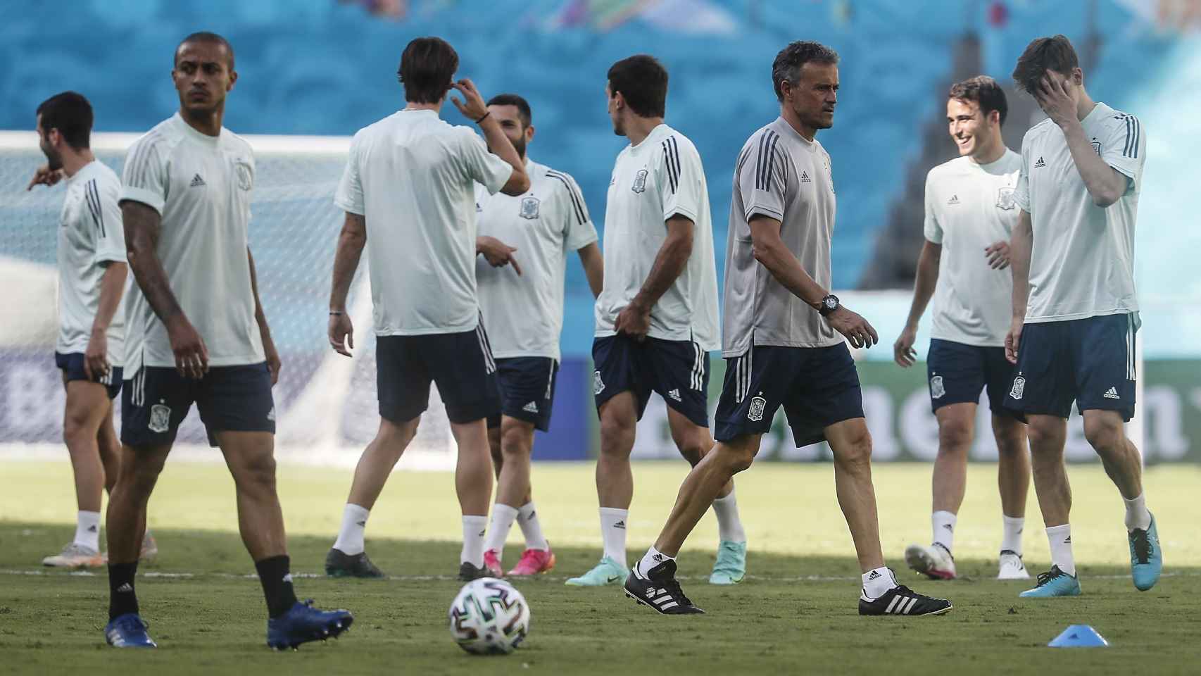 Luis Enrique con los jugadores de la selección en la previa contra Suecia / EFE