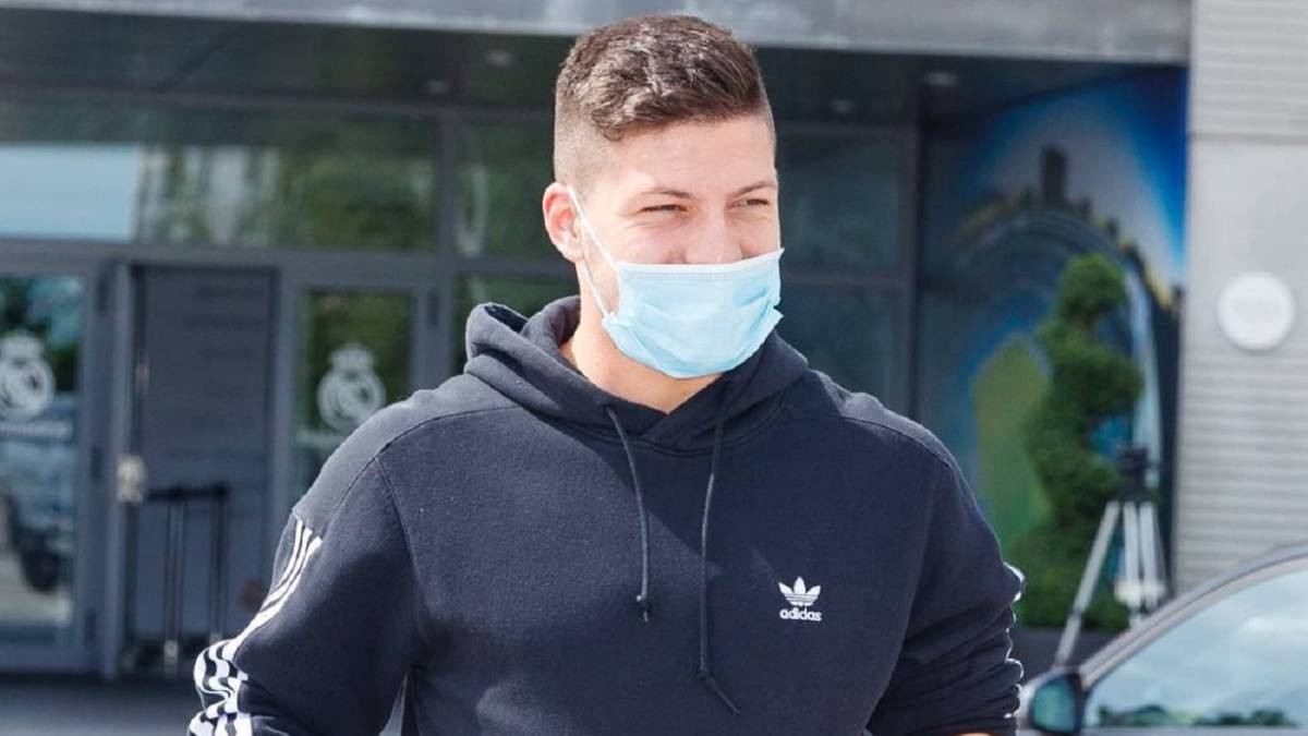 Luka Jovic llegando a Valdebebas lesionado / Real Madrid