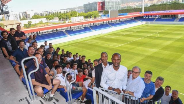 Abidal, Kluivert y Elías con los futbolistas de las categorías inferiores / FC Barcelona
