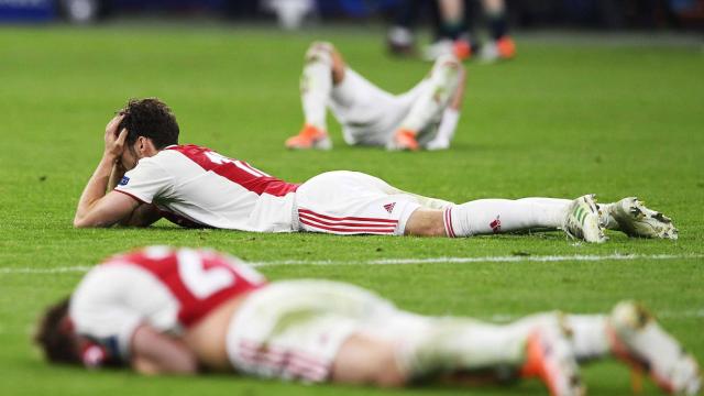 Los futbolistas del Ajax lamentan el gol del Tottenham / EFE