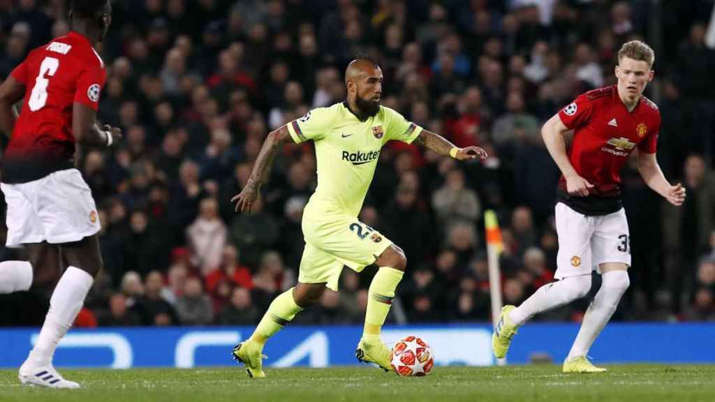 Arturo Vidal jugando en Old Trafford contra el Manchester United / FC Barcelona