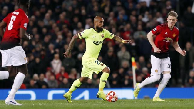 Arturo Vidal jugando en Old Trafford contra el Manchester United / FC Barcelona