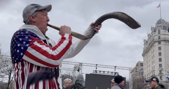 David Woods acudió a la protesta en favor a Trump con un cuerno / REDES