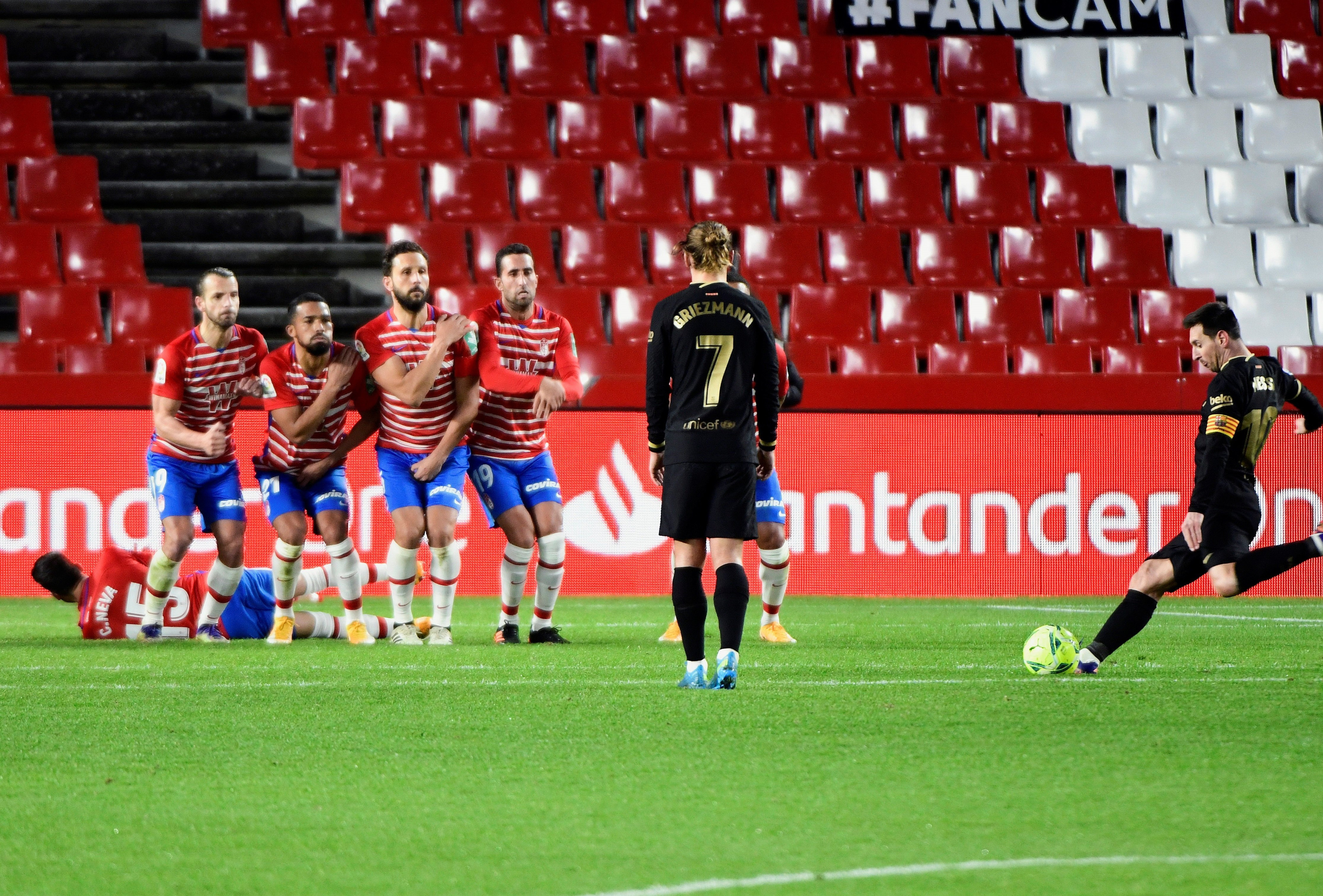 Messi en el disparo que significó el segundo gol en Granada / EFE