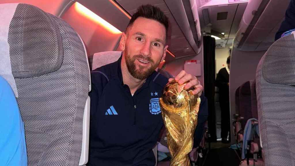 Messi, con la Copa del Mundo / REDES