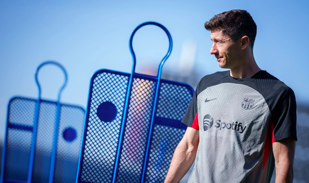 Robert Lewandowski luce la camiseta de entrenamiento del Barça sin publicidad en la manga / FCB