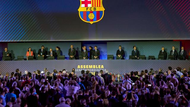 El nuevo escudo del Barça, apeado del orden del día en la asamblea de compromisarios / EFE
