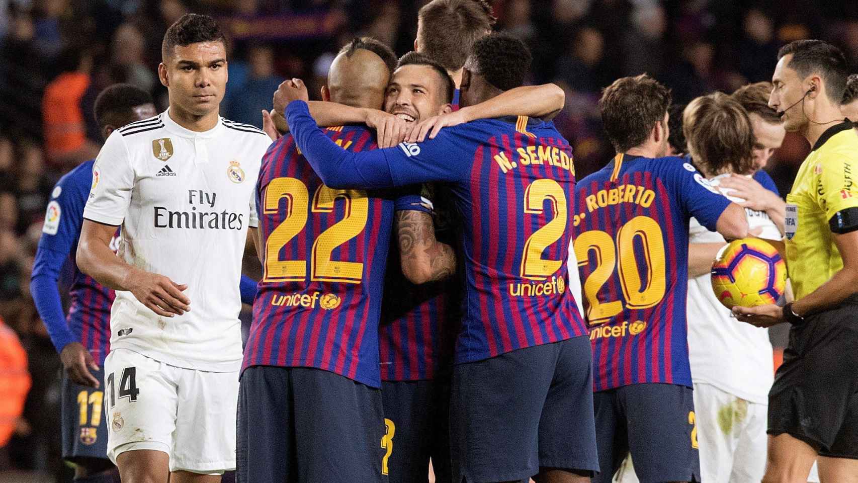 Varios jugadores del Barça celebran la victoria frente al Real Madrid / EFE