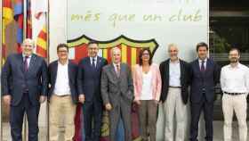 Una foto del presidente del Barça, Josep Maria Bartomeu, con varios representantes del club y de la Fundación Ernest Lluch / FCB