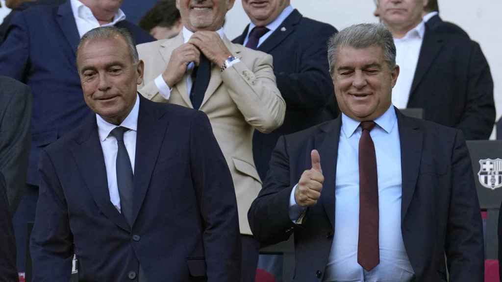 Joan Laporta, junto a Rafa Yuste, en el palco del Camp Nou durante el Barça-Osasuna / EFE