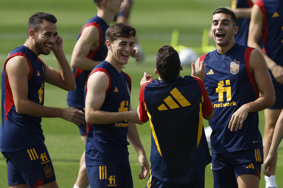 Jordi Alba, haciendo reír a Ferran Torres, Gavi y Eric García en la Selección / EFE