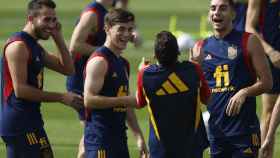 Jordi Alba, haciendo reír a Ferran Torres, Gavi y Eric García en la Selección / EFE