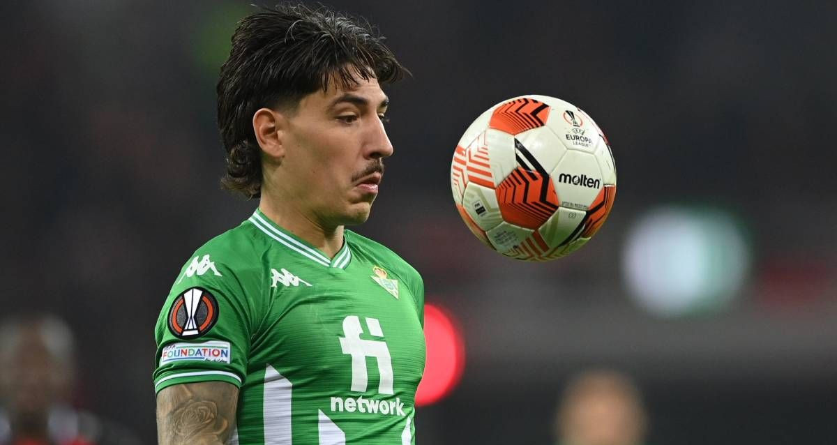 Héctor Bellerín, controlando el balón, durante un partido con el Real Betis / EFE