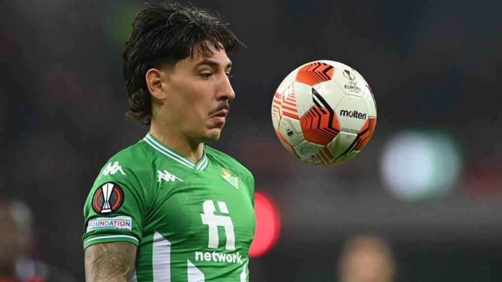 Héctor Bellerín, controlando el balón, durante un partido con el Real Betis / EFE