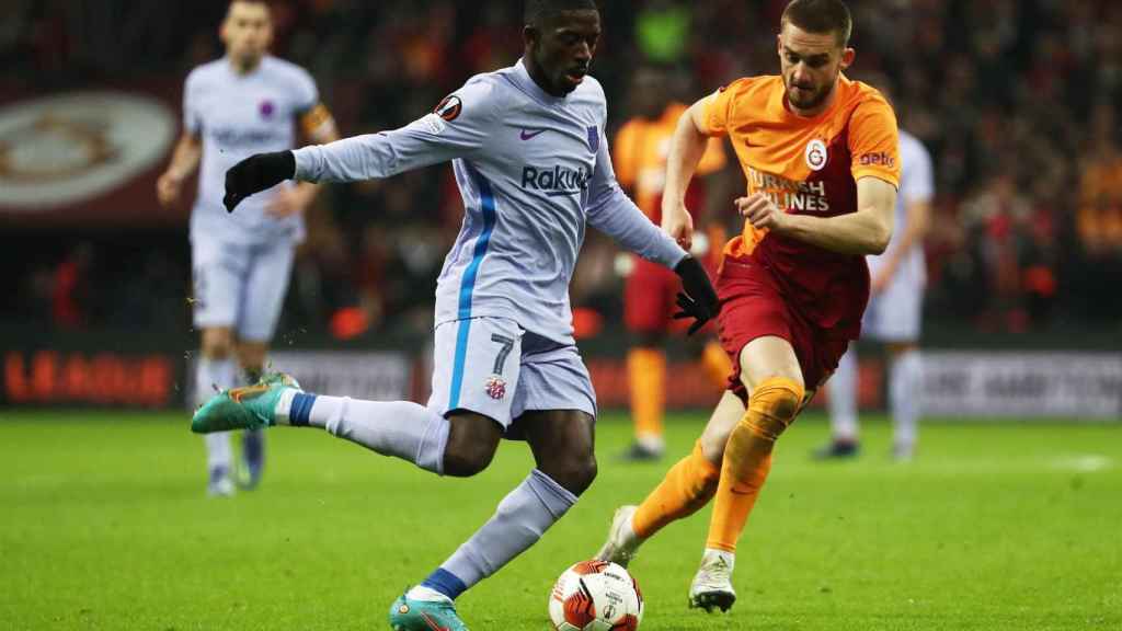 Dembele, con el balón, durante el Galatasaray-Barça del jueves / EFE