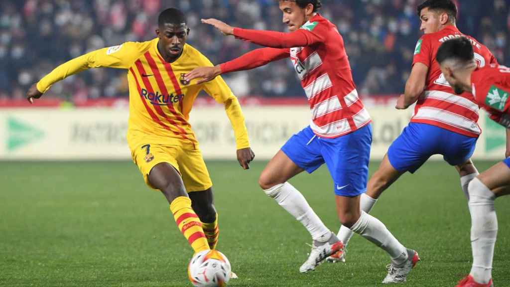 Dembelé, rodeado de tres defensas del Granada, puede entrar en un intercambio de cromos con la Juventus / EFE