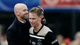 Erik Ten Hag, junto a Frenkie de Jong, en un partido del Ajax / Redes