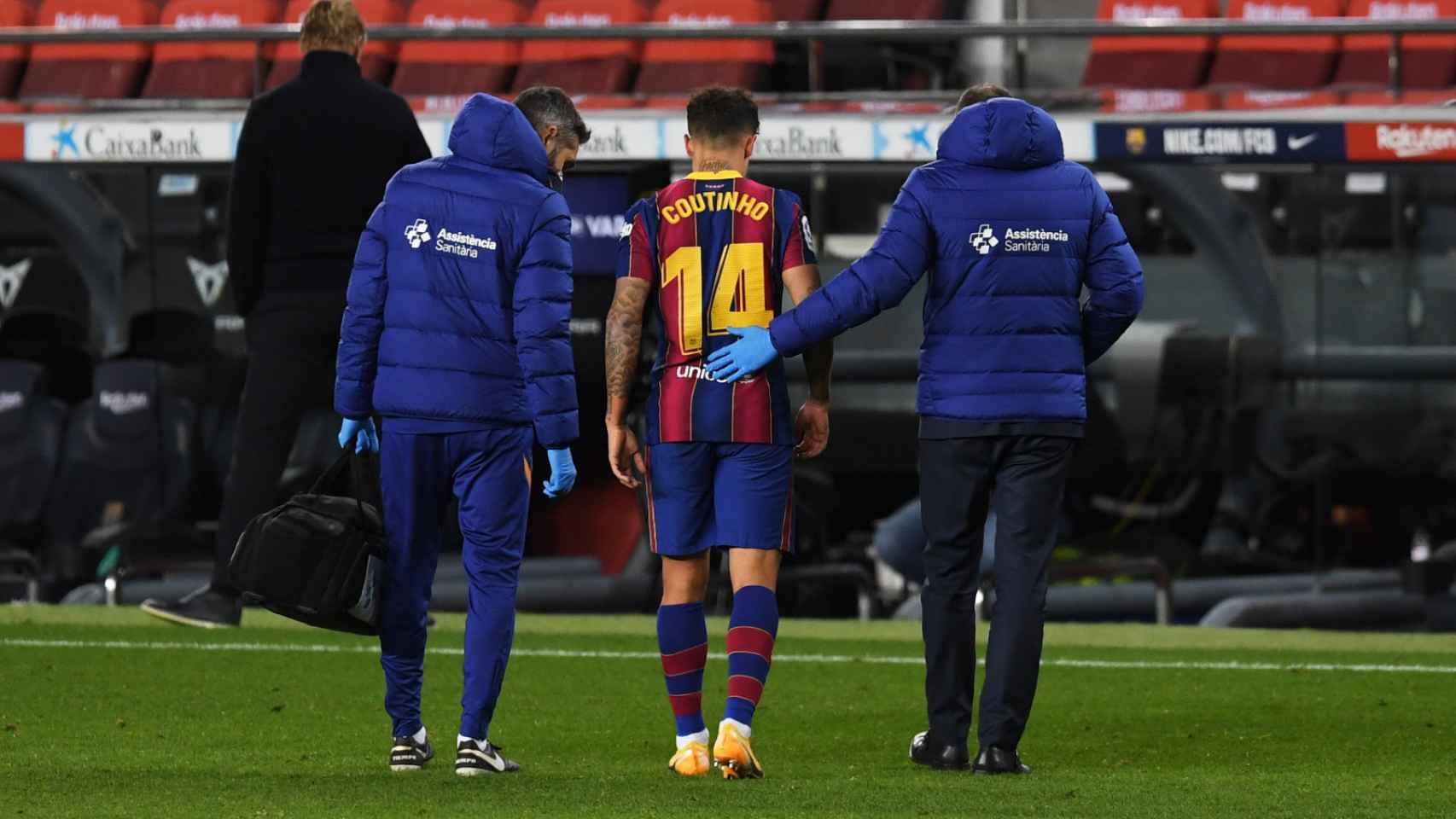 Coutinho, tras lesionarse contra el Eibar / EFE