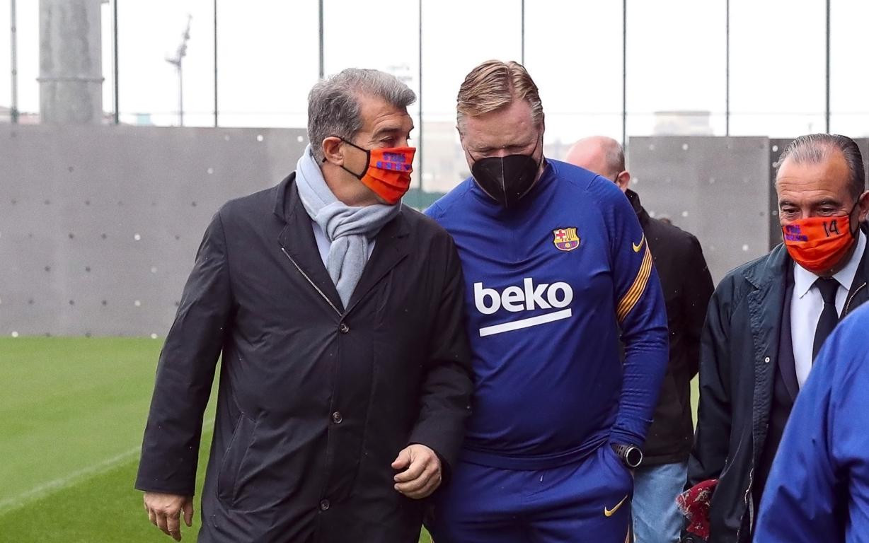 Joan Laporta hablando con Ronald Koeman, junto a Rafa Yuste / FCB