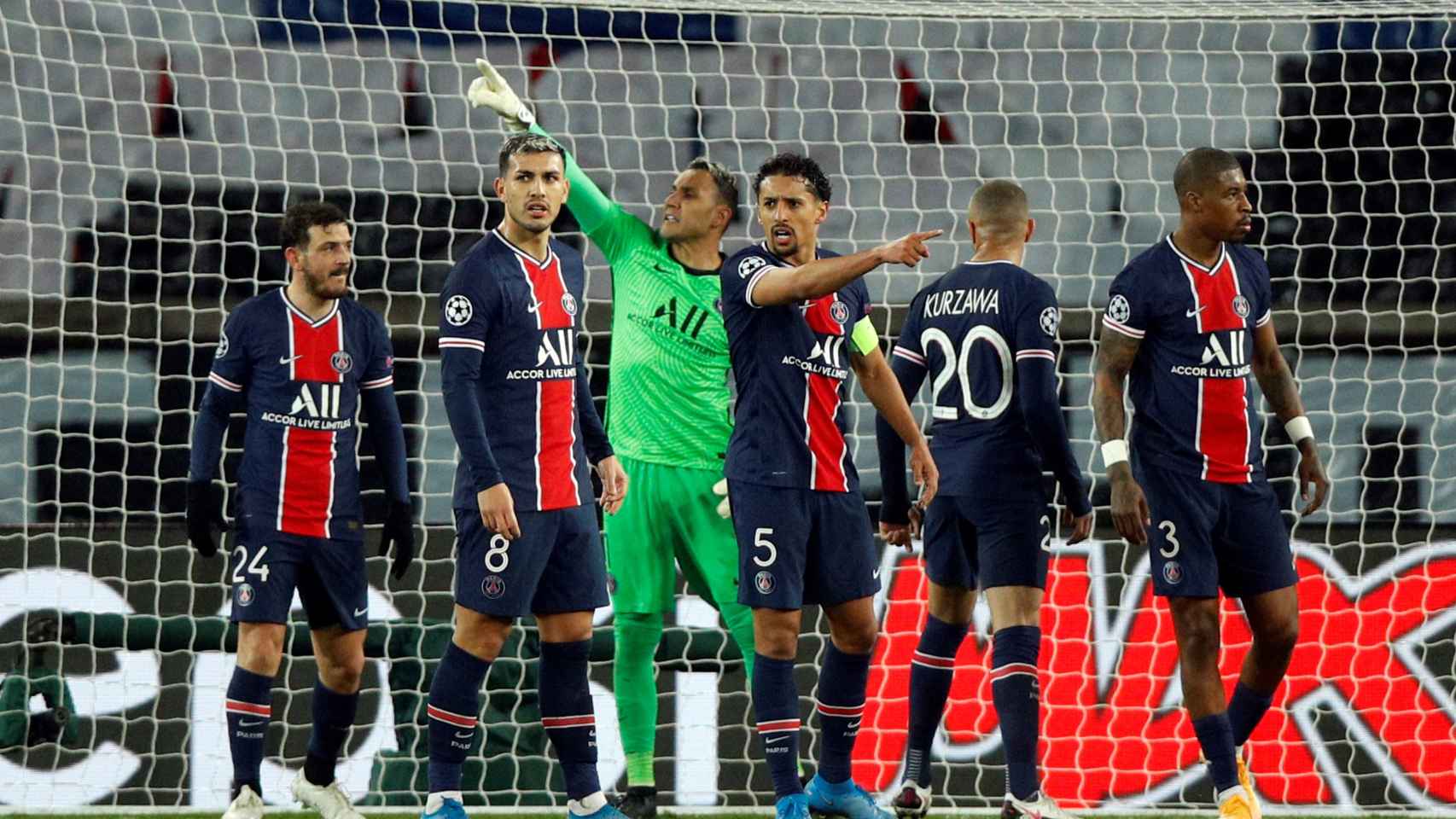 Keylor Navas liderando al PSG contra el Barça / EFE