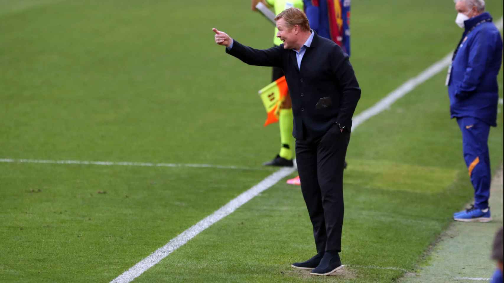 Ronald Koeman dirigiendo al Barça en el Ramón Sánchez Pizjuán / FC Barcelona