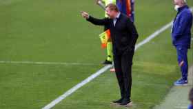 Ronald Koeman dirigiendo al Barça en el Ramón Sánchez Pizjuán / FC Barcelona