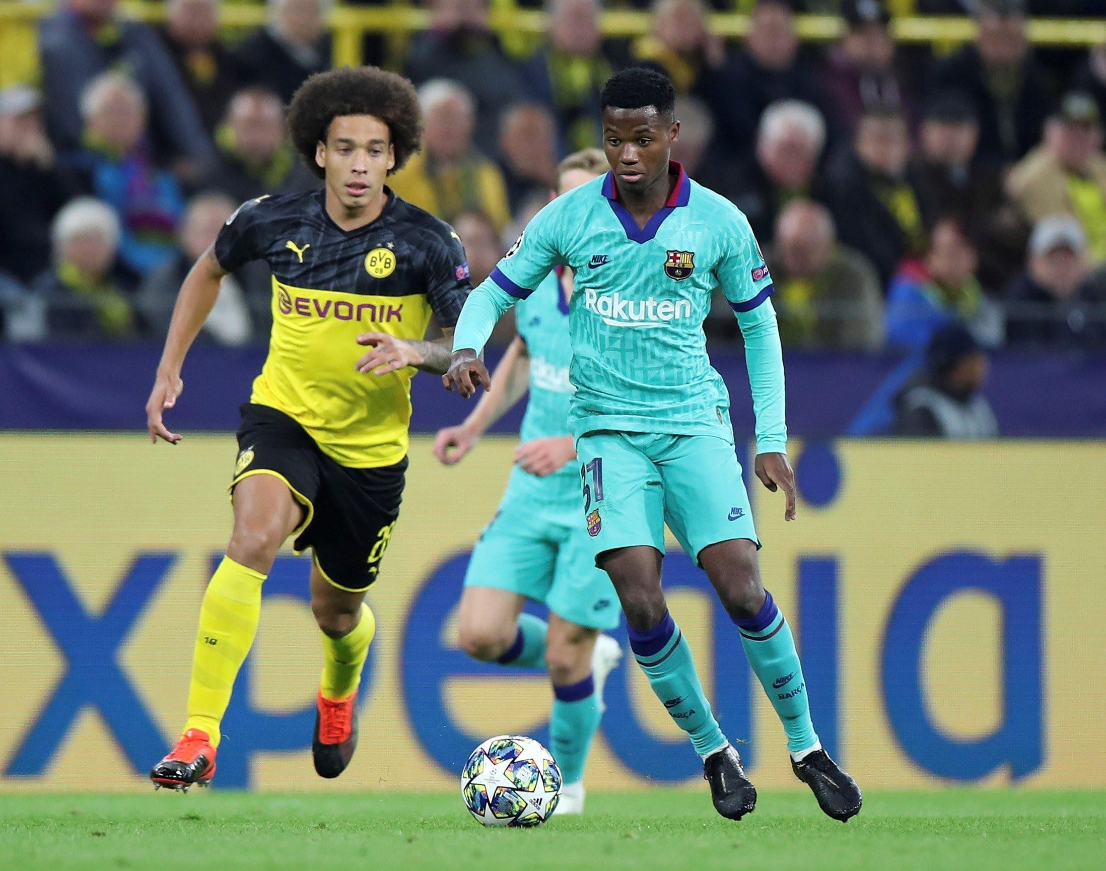 Ansu Fati con Witsel en el estreno del Barça en la Champions / EFE