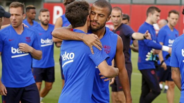 Rafinha saludando a Riqui Puig / FC Barcelona