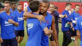 Rafinha saludando a Riqui Puig / FC Barcelona