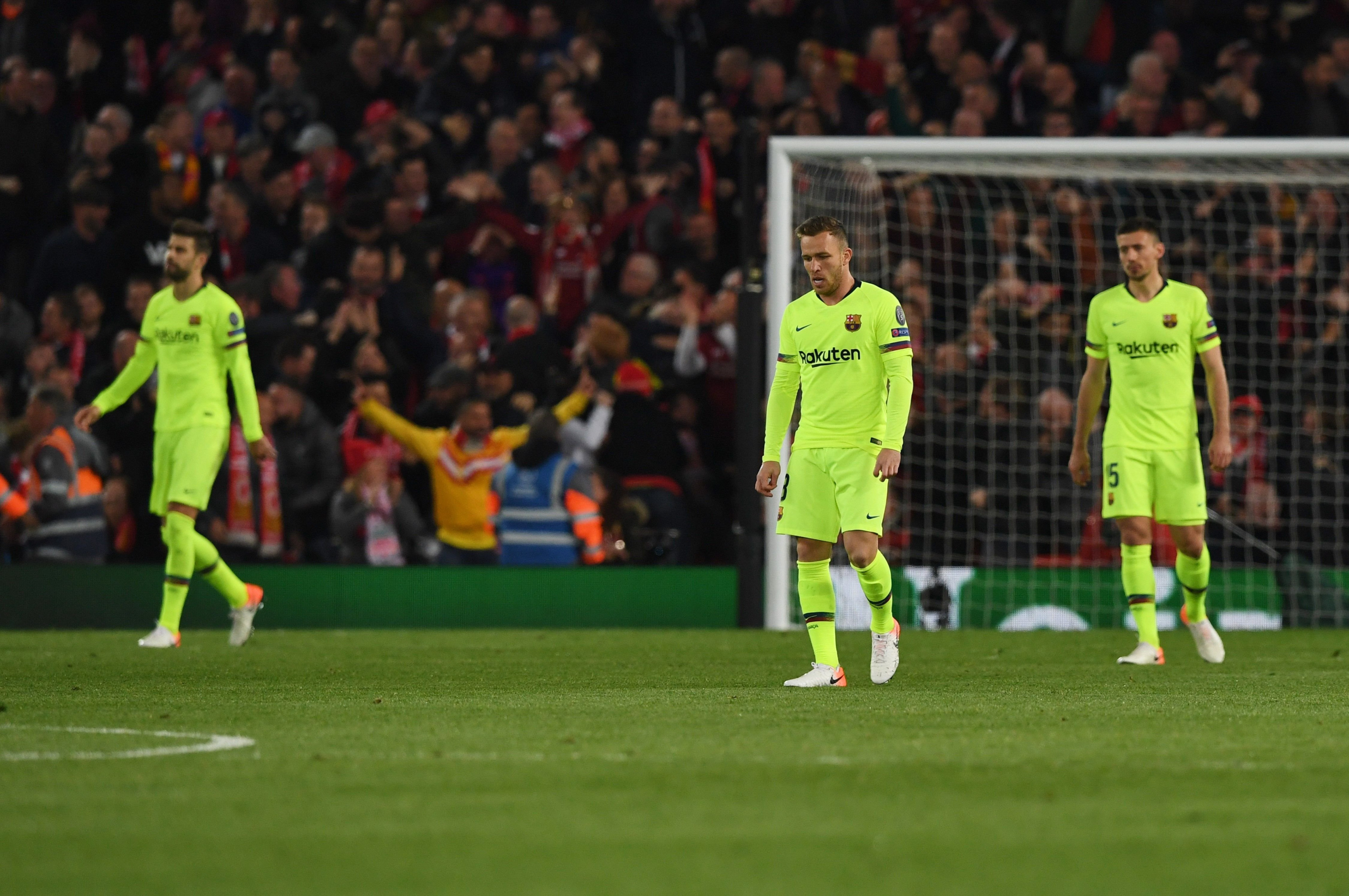 Una foto de los jugadores del Barça abatidos ante la remontada del Liverpool / EFE