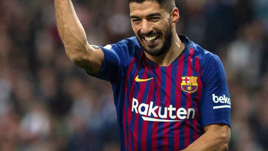 Luis Suárez celebra uno de los goles que marcó en el Santiago Bernabéu / EFE