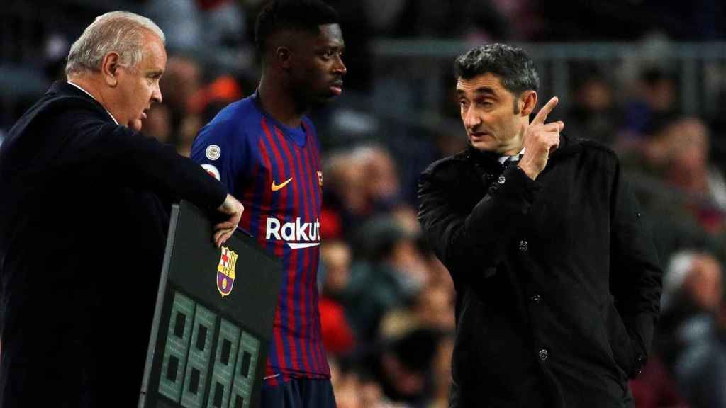 Ousmane Dembelé entrando desde el banquillo en el Barça - Eibar / EFE