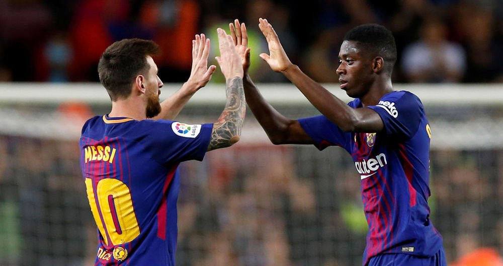 Messi saluda a Dembélé / EFE